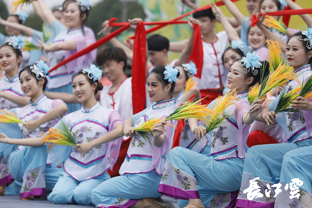 　　9月21日，咸寧市咸安區(qū)高橋蘿卜小鎮(zhèn)百畝草地上舉行了“慶豐收·迎小康”第三屆中國農(nóng)民豐收節(jié)湖北分會場咸寧主會場慶?；顒?，全市各界農(nóng)民代表相聚白水畈的美麗田野，分享豐收的喜悅，慶祝屬于自己的節(jié)日。  　　開幕式上舉行了精彩的文藝演出，演出在舞蹈《慶豐收》中拉開序幕，歌舞《錦繡小康》呈現(xiàn)出咸寧各地欣欣向榮、脫貧致富奔小康的幸福場景。網(wǎng)紅歌曲《你莫走》、舞蹈《慶豐收》、歌舞《一起幸福》，一個個精彩的節(jié)目輪番上演，博得現(xiàn)場觀眾陣陣掌聲。  　　開幕活動現(xiàn)場還舉行了頒獎儀式，第二屆“美麗中國、鄉(xiāng)村振興”全國農(nóng)民詩歌邀請賽獲獎組織和個人，全市農(nóng)村人居環(huán)境整治示范村，省級農(nóng)業(yè)產(chǎn)業(yè)化工作先進集體和先進個人上臺領(lǐng)獎?，F(xiàn)場還舉行了鄂南民俗展演、農(nóng)民趣味運動會、扶貧農(nóng)產(chǎn)品以及咸寧特色農(nóng)產(chǎn)品展銷等豐富多彩的活動?；鸨娜藲猓屧趫龅恼逛N商賺得是盆滿缽滿。  　　咸寧市咸安區(qū)鑫達(dá)種養(yǎng)專業(yè)合作社理事長萬永輝：今年家里的香菇都豐收了，一上午我就賣出了一萬多元，我們合作社采取的是“合作社+農(nóng)戶”的模式，也帶領(lǐng)了20多戶貧困戶脫貧了。  　　咸寧市致遠(yuǎn)種植專業(yè)合作社理事長 吳海兵:我們今年是真真正正地豐收了，我們生姜的價格足足翻了三倍，跟著我們一起的貧困戶也平均增收了3000元左右。  　　而這一系列的活動，都是在蘿卜小鎮(zhèn)的草地上進行的，草地作舞臺、草地搞展示、草地上比賽等等，這數(shù)百畝草地，此時此刻成為了咸寧農(nóng)民們慶祝豐收的歡樂場。  　　咸寧市咸安區(qū)高橋鎮(zhèn)黨委書記王順榮：今年的湖北分會場在我們高橋蘿卜小鎮(zhèn)舉辦，我感到很榮幸，我們從一顆蘿卜做起，以白水畈蘿卜為核心品牌，打造白水畈"我家菜園"蔬菜基地及旅游觀光體驗中心，發(fā)展綠色農(nóng)業(yè)、生態(tài)旅游，增加產(chǎn)業(yè)開發(fā)的綜合效益，創(chuàng)建蘿卜特色小鎮(zhèn)，走出了一條農(nóng)業(yè)、旅游相結(jié)合的新路，推動高橋鎮(zhèn)一二三產(chǎn)業(yè)融合發(fā)展。  　　鄉(xiāng)親們說，這在以前是想都不敢想的，高橋鎮(zhèn)蝸居山里，太偏遠(yuǎn)又沒有資源優(yōu)勢，想發(fā)展太難。而現(xiàn)在這一切的悄然改變，得益于2017年10月13日，咸安區(qū)政府與鄂旅投公司正式簽署的《131軍旅小鎮(zhèn)+白水畈田園綜合體旅游開發(fā)投資合作協(xié)議》，鄂旅投公司將投資30億元，在高橋鎮(zhèn)打造131軍旅小鎮(zhèn)和白水畈田園綜合體旅游開發(fā)項目。項目共分為131軍旅小鎮(zhèn)、白水畈美麗鄉(xiāng)村、特色農(nóng)業(yè)示范、旅游綜合體四大板塊，打造旅游綜合服務(wù)區(qū)、澄水洞軍事展示區(qū)、青少年國防教育基地、鐵血軍事樂園區(qū)、戰(zhàn)狼訓(xùn)練基地、美麗村灣民俗區(qū)、四季瓜果示范區(qū)、農(nóng)耕文化展示區(qū)、特色商業(yè)街區(qū)和康養(yǎng)度假區(qū)十大功能區(qū)。  　　咸寧市咸安區(qū)高橋鎮(zhèn)黨委書記王順榮：我們引進鄂旅投，打造蘿卜小鎮(zhèn)，目前建設(shè)有蘿卜小鎮(zhèn)科普館、蘿卜鄉(xiāng)學(xué)院、蘿卜酒店等休閑旅游項目，十一馬上到了，也歡迎廣大游客前來游玩。  　　今年是決勝全面建成小康社會、決戰(zhàn)脫貧攻堅之年。咸寧市本著"儉樸、祥和、歡樂，農(nóng)民參與，農(nóng)民唱主角"的辦節(jié)思路，而此屆中國農(nóng)民豐收節(jié)辦節(jié)費用也是倍減。  　　農(nóng)為邦本，本固邦寧。今年，面對重大疫情和特大洪澇災(zāi)害，咸寧市扎實做好“六穩(wěn)”工作、落實“六?！比蝿?wù)，克服重重困難，推動農(nóng)業(yè)實現(xiàn)持續(xù)平穩(wěn)發(fā)展，形成了茶葉、油茶、中藥材等12個特色農(nóng)業(yè)主導(dǎo)產(chǎn)業(yè)，“全國一村一品示范村鎮(zhèn)”發(fā)展到14家，國家級、省級農(nóng)業(yè)產(chǎn)業(yè)化龍頭企業(yè)達(dá)到55家。尤其是糧食產(chǎn)量預(yù)計達(dá)118萬噸、蔬菜產(chǎn)量預(yù)計達(dá)260萬噸，生豬預(yù)計出欄183.52萬頭，農(nóng)業(yè)生產(chǎn)再獲豐收，糧食安全有效保障，讓農(nóng)民的腰包更鼓、家園更美、生活更甜，為加快實施鄉(xiāng)村振興戰(zhàn)略、推動咸寧高質(zhì)量發(fā)展提供堅實保障。